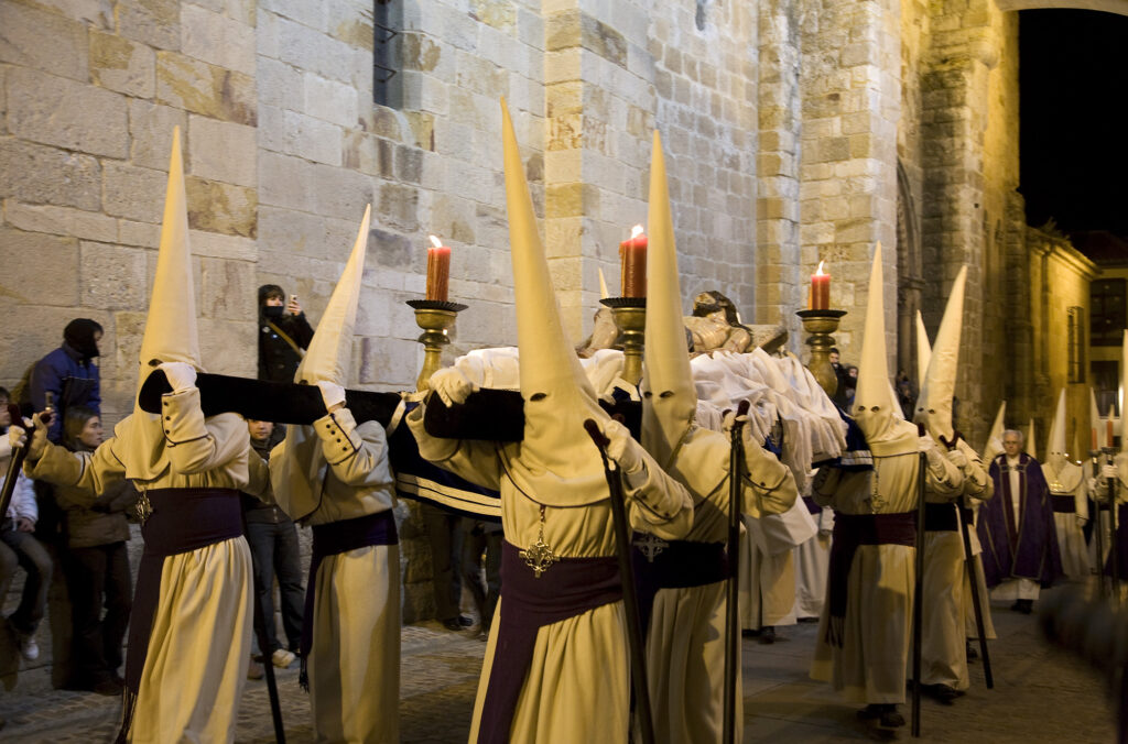 Penitente Hermandad de Jesús Yacente © Mynt
