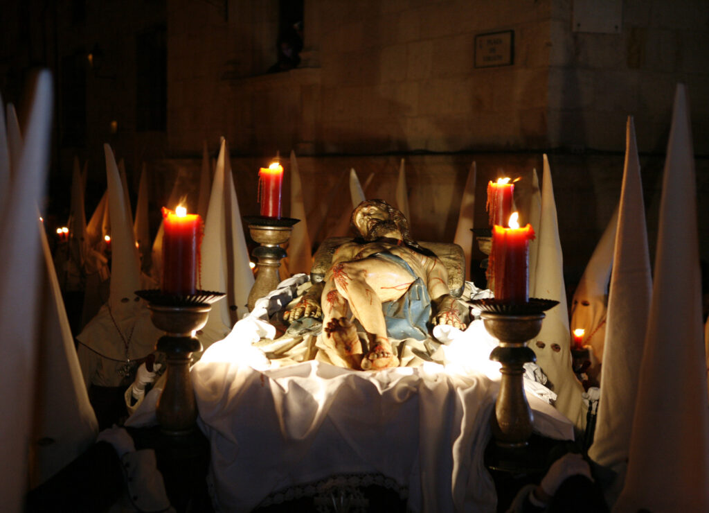 Penitente Hermandad de Jesús Yacente © Silvino Martín