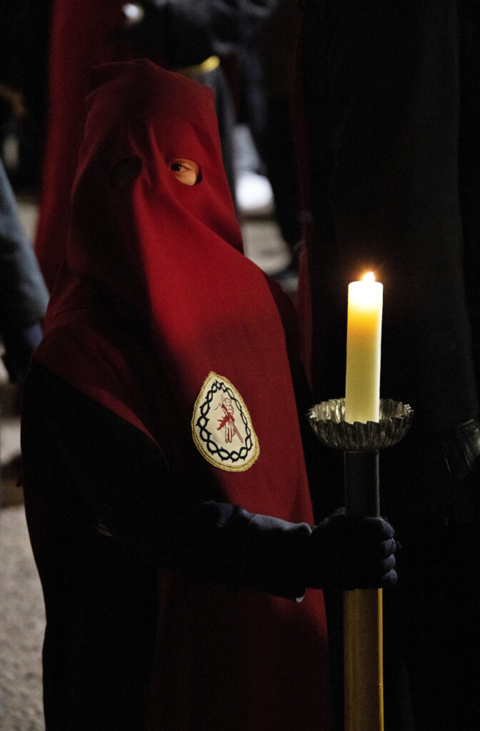 Misericordia-niño con su vela durante la procesión @ Daniel Cámara